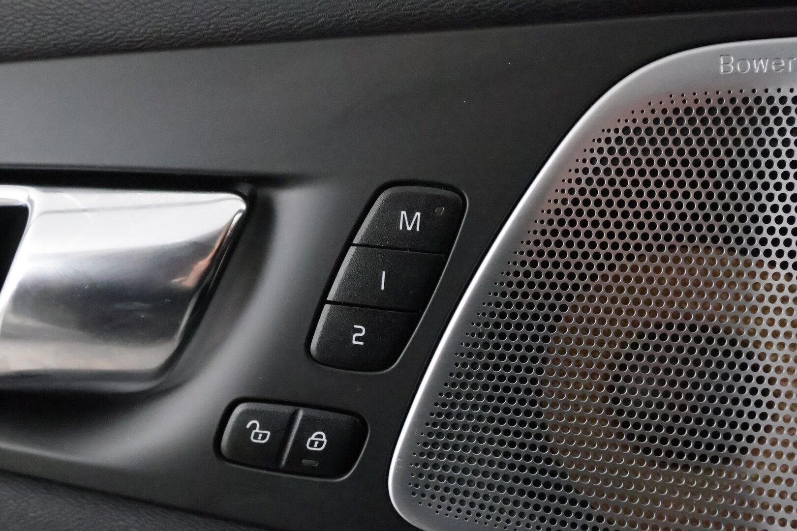 Volvo XC60 2020 T8 TwE AWD Business Polestar aut * Webasto / Bower&Wilkins / Adapt.Vakkari / Panorama / Koukku / HUD / Supervarusteet! - Kahdet renkaat aluvanteilla / Harvoin tarjolla!