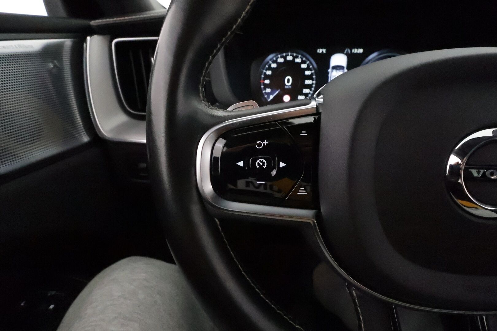 Volvo XC60 2020 T8 TwE AWD Business Polestar aut *ACC / HUD / Panorama / B&W / 360° / Muistipenkit / Full LED / Webasto / Koukku* - Kahdet renkaat aluvanteilla