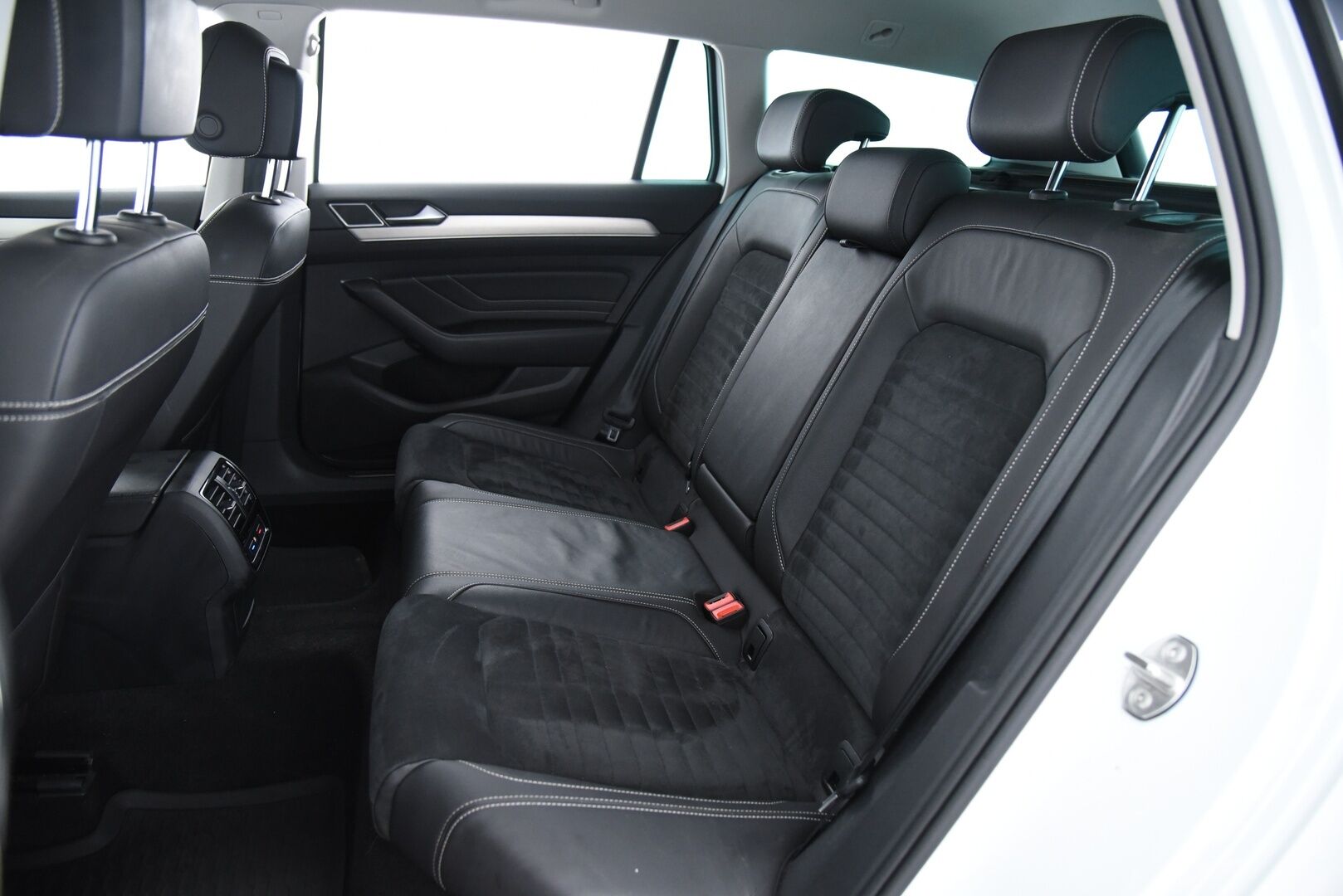 Volkswagen Passat 2020 Variant R-Line 2,0 TDI SCR 140 kW 4MOTION DSG-automaatti / Webasto / Adapt.vakkari / Koukku / Kaistanpitoavustin / P.kamera - Hihna vaihdettu 12/25 / 2x Alumiinivanteet !