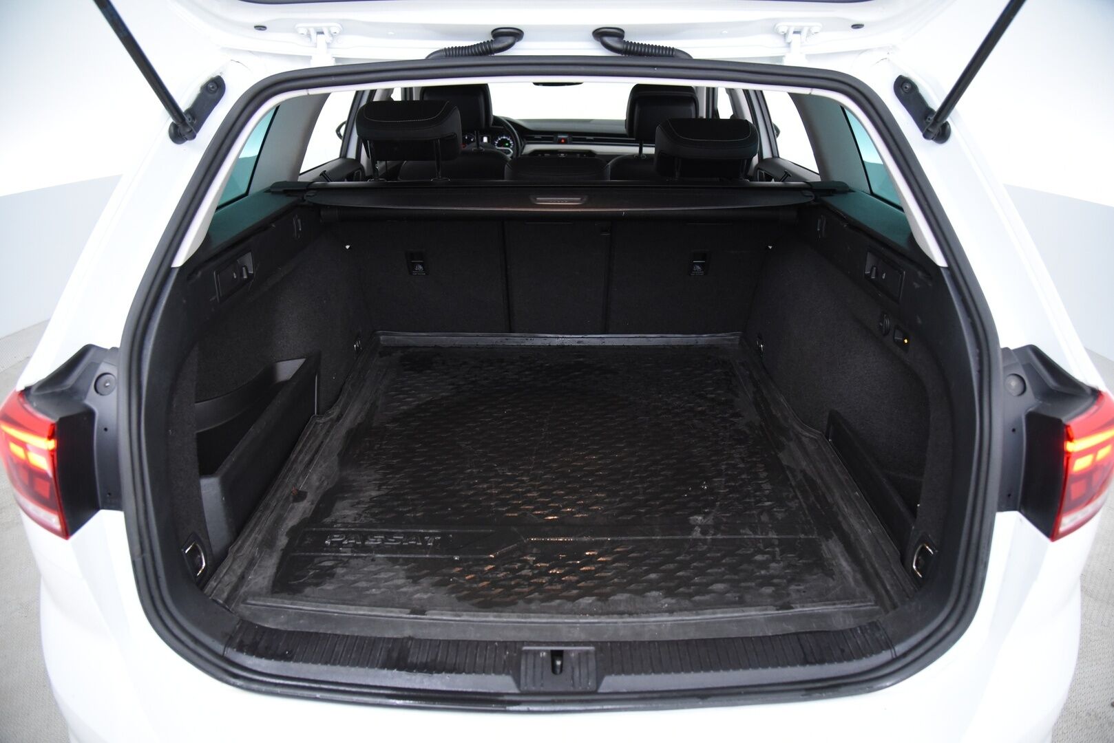 Volkswagen Passat 2020 Variant R-Line 2,0 TDI SCR 140 kW 4MOTION DSG-automaatti / Webasto / Adapt.vakkari / Koukku / Kaistanpitoavustin / P.kamera - Hihna vaihdettu 12/25 / 2x Alumiinivanteet !