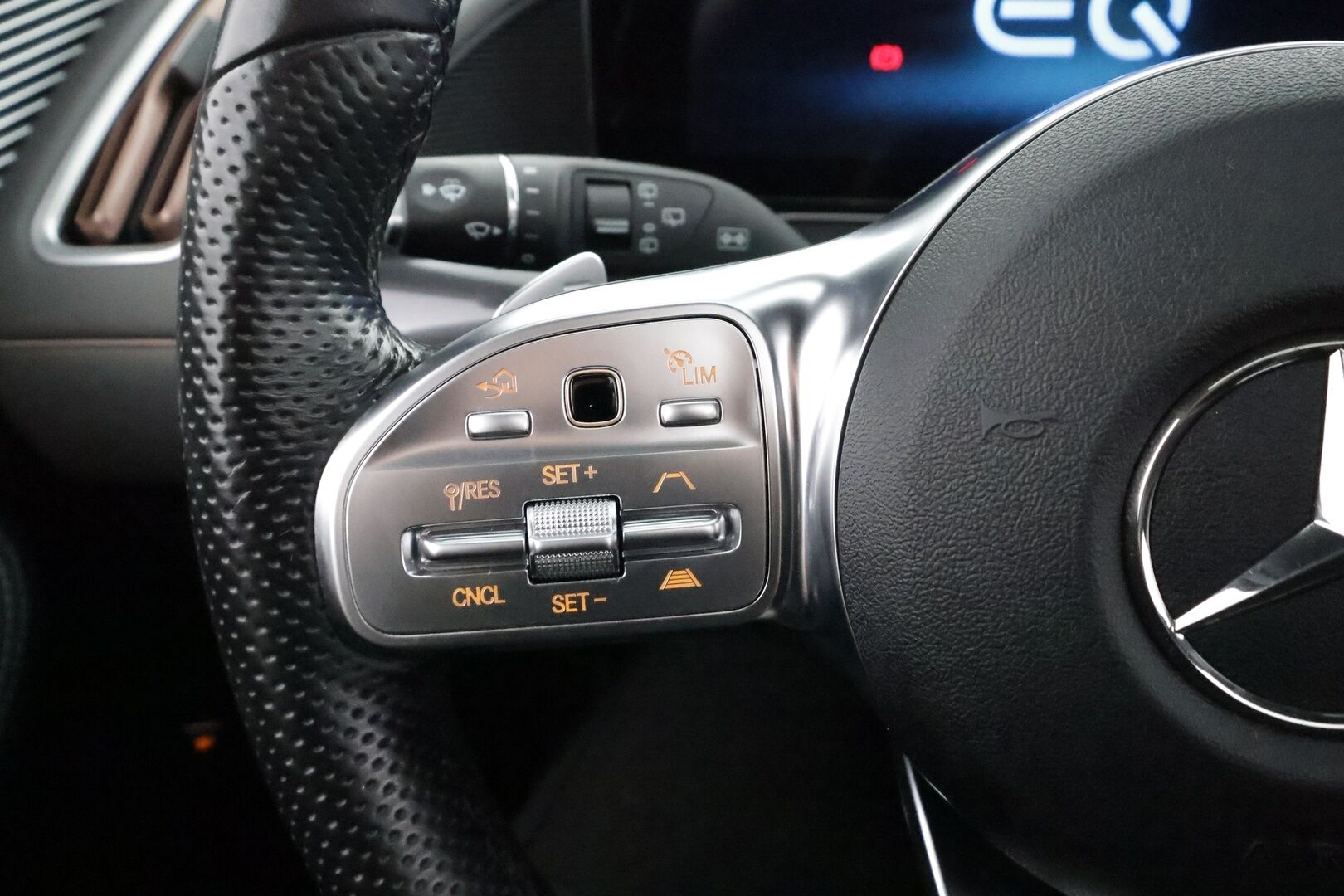 Mercedes-Benz EQC 2022 400 4MATIC Business AMG - | Distronic+ | Lisälämmitin | Multibeam LED | Lasikattoluukku | Widescreen | HUD | Muistipenkit | Keyless | Apple&Android | Kahdet Renkaat |