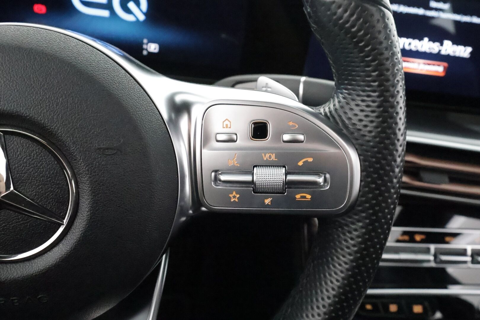 Mercedes-Benz EQC 2022 400 4MATIC Business AMG - | Distronic+ | Lisälämmitin | Multibeam LED | Lasikattoluukku | Widescreen | HUD | Muistipenkit | Keyless | Apple&Android | Kahdet Renkaat |