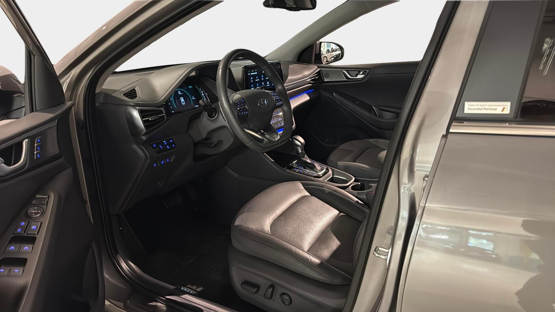 Hyundai IONIQ PLUG-IN 2020 1,6 plug-in 141 hv 6-DCT Premium *ACC / P.kamera / Infinity Audio / Ilmastoidut nahkaistuimet* - Todella taloudellinen ja pienillä kilometreillä oleva plug-in-hybridi! Yhtä huoltoa lukuunottamatta kaikki tehty merkillä!