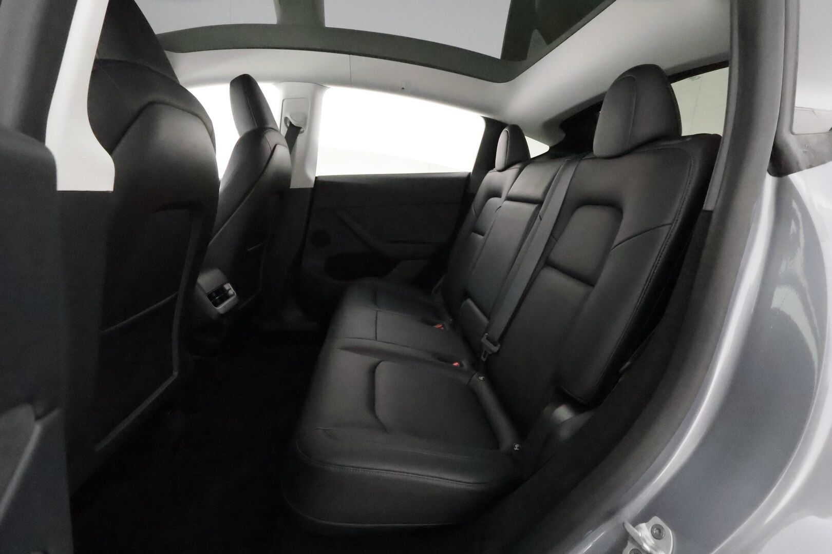 Tesla Model Y 2025 Long Range AWD **Koukku / Matrix LED / Autopilot / Lasikatto / P.kamera / Premium Audio** - 3,99 % KORKOTARJOUS TÄHÄN AUTOON - Quicksilver metalliväri / 1-om. Suomi-auto / Kahdet renkaat vanteilla