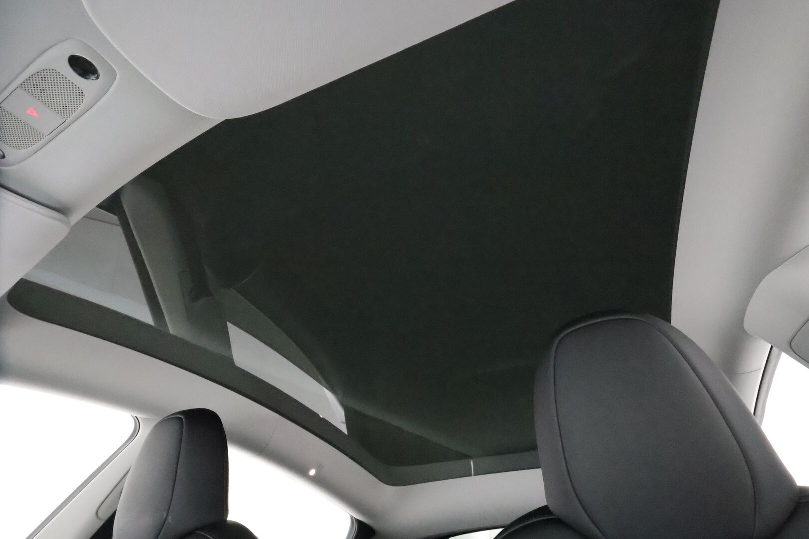 Tesla Model Y 2025 Long Range AWD **Koukku / Matrix LED / Autopilot / Lasikatto / P.kamera / Premium Audio** - 3,99 % KORKOTARJOUS TÄHÄN AUTOON - Quicksilver metalliväri / 1-om. Suomi-auto / Kahdet renkaat vanteilla