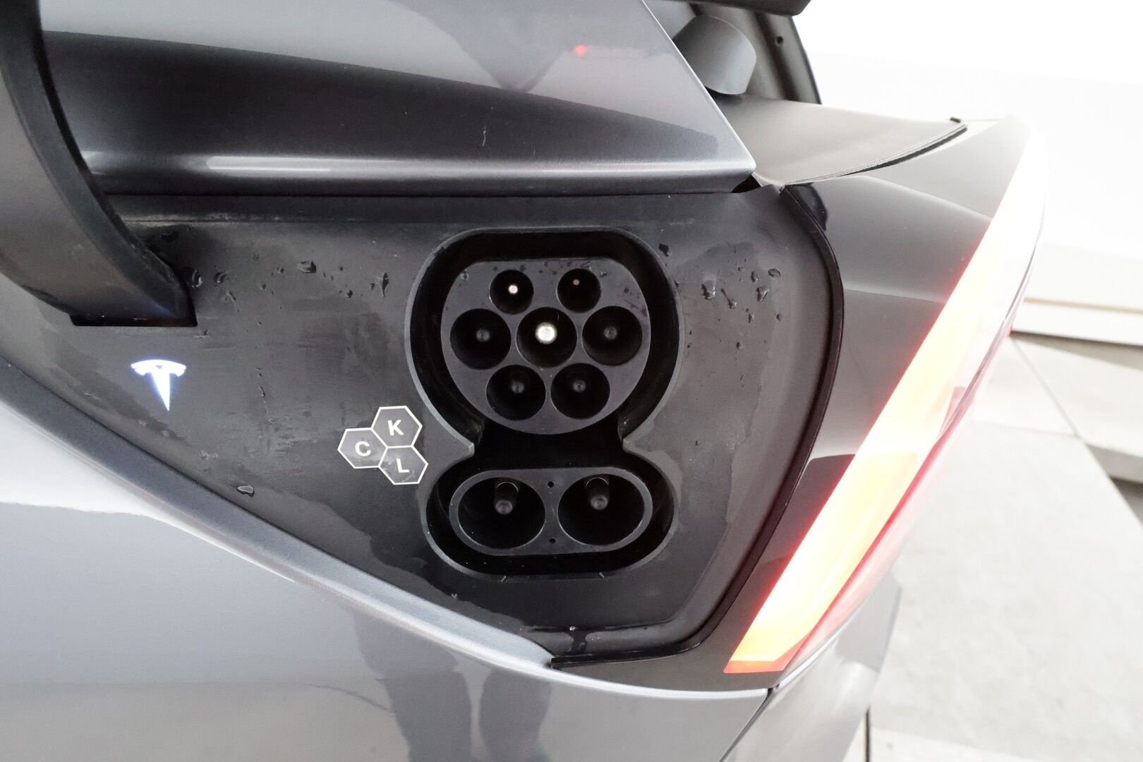 Tesla Model Y 2025 Long Range AWD **Koukku / Matrix LED / Autopilot / Lasikatto / P.kamera / Premium Audio** - 3,99 % KORKOTARJOUS TÄHÄN AUTOON - Quicksilver metalliväri / 1-om. Suomi-auto / Kahdet renkaat vanteilla