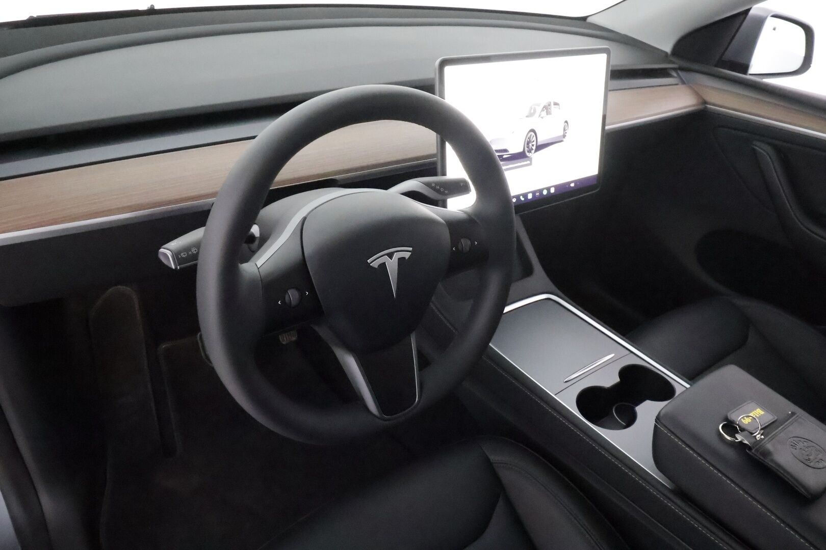Tesla Model Y 2025 Long Range AWD **Koukku / Matrix LED / Autopilot / Lasikatto / P.kamera / Premium Audio** - 3,99 % KORKOTARJOUS TÄHÄN AUTOON - Quicksilver metalliväri / 1-om. Suomi-auto / Kahdet renkaat vanteilla
