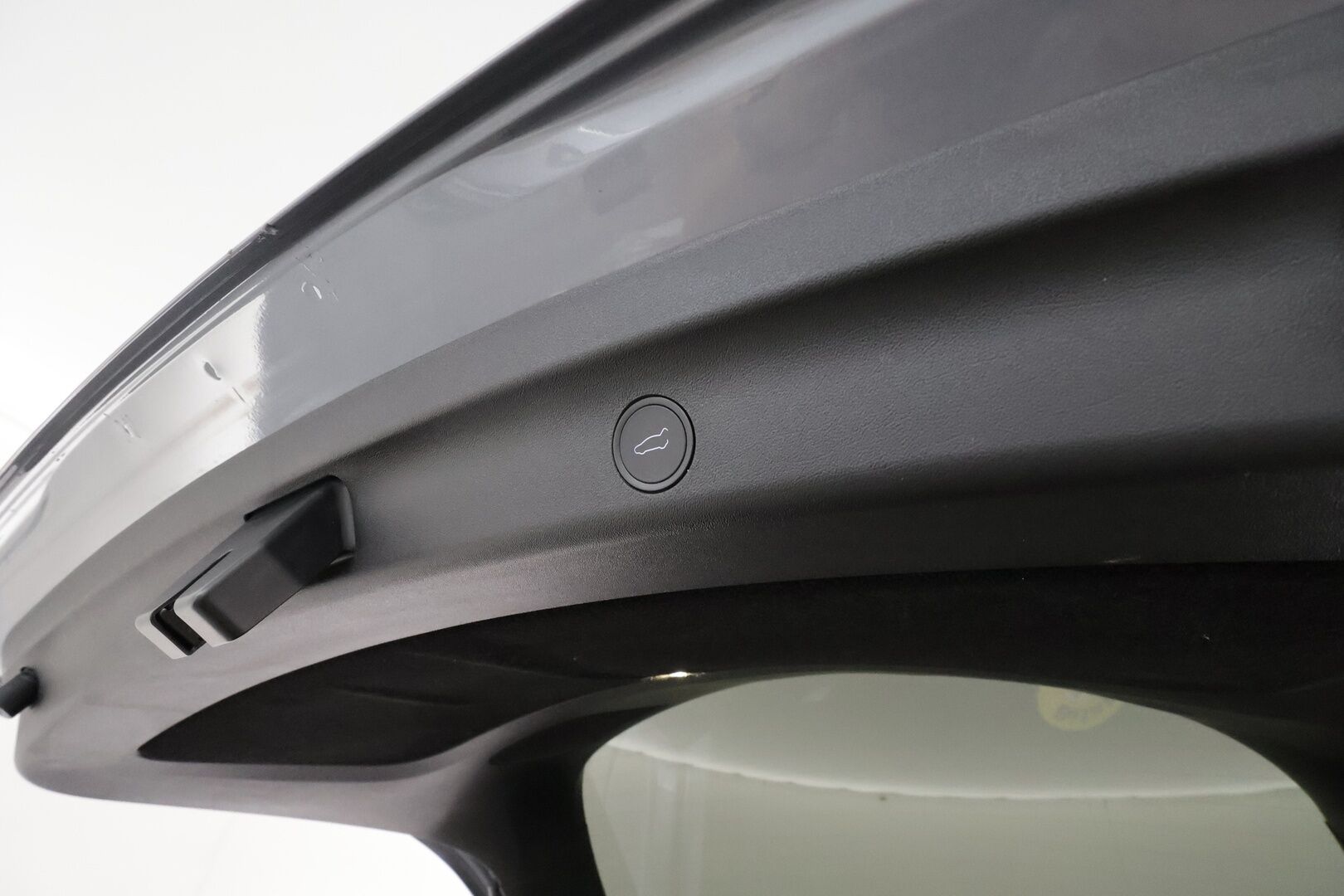 Tesla Model Y 2025 Long Range AWD **Koukku / Matrix LED / Autopilot / Lasikatto / P.kamera / Premium Audio** - 3,99 % KORKOTARJOUS TÄHÄN AUTOON - Quicksilver metalliväri / 1-om. Suomi-auto / Kahdet renkaat vanteilla