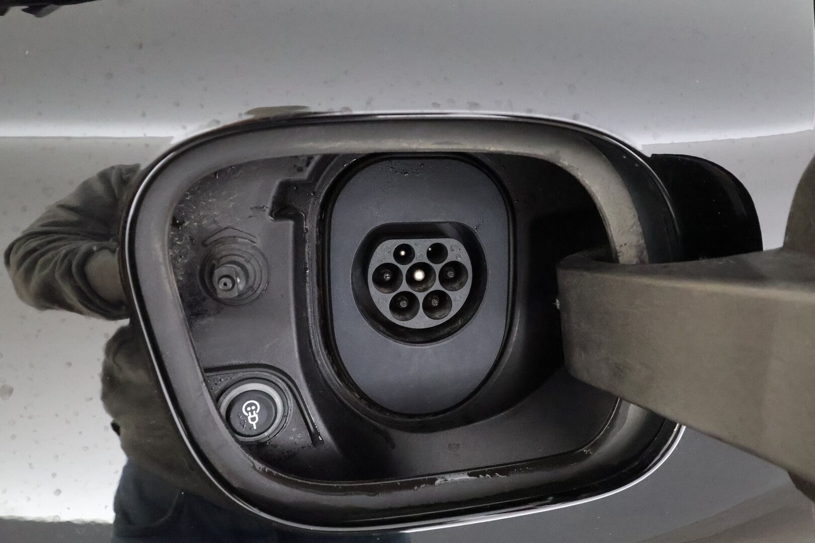 Porsche Macan 2024 4 * ACC / ILP / Bose / Koukku / PASM / Ratinlämmitin / Viihdenäyttö / Sähköpenkit / Vaaleat nahat * - 1.Om Suomi-auto / Kahdet renkaat aluvanteilla / Merkkihuollettu