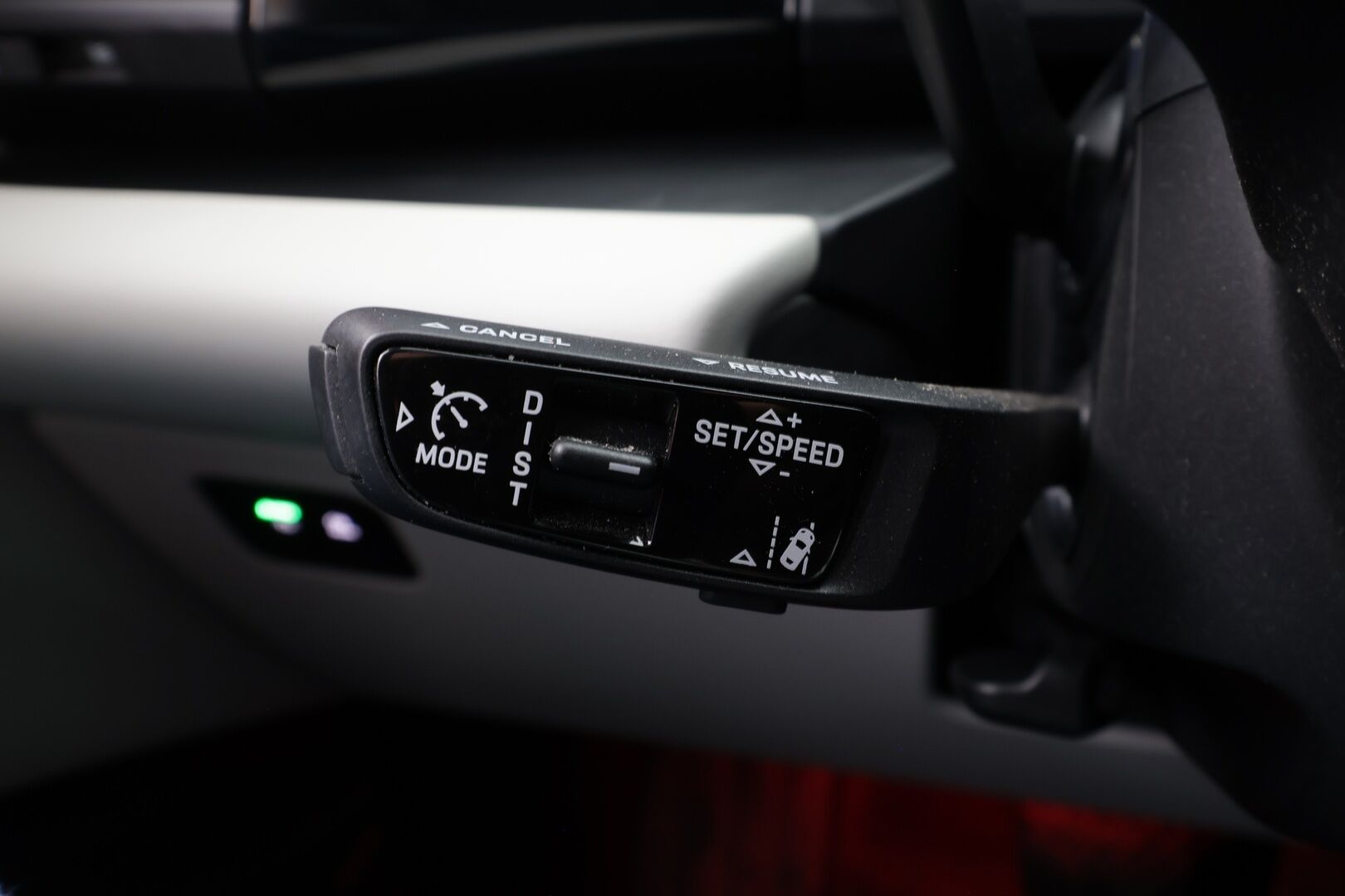 Porsche Macan 2024 4 * ACC / ILP / Bose / Koukku / PASM / Ratinlämmitin / Viihdenäyttö / Sähköpenkit / Vaaleat nahat * - 1.Om Suomi-auto / Kahdet renkaat aluvanteilla / Merkkihuollettu