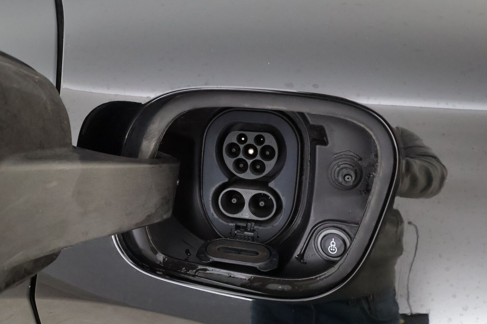 Porsche Macan 2024 4 * ACC / ILP / Bose / Koukku / PASM / Ratinlämmitin / Viihdenäyttö / Sähköpenkit / Vaaleat nahat * - 1.Om Suomi-auto / Kahdet renkaat aluvanteilla / Merkkihuollettu