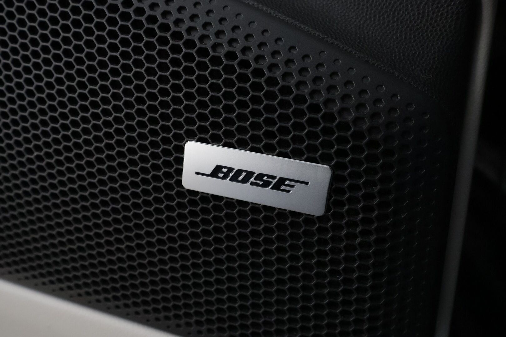 Porsche Macan 2024 4 * ACC / ILP / Bose / Koukku / PASM / Ratinlämmitin / Viihdenäyttö / Sähköpenkit / Vaaleat nahat * - 1.Om Suomi-auto / Kahdet renkaat aluvanteilla / Merkkihuollettu