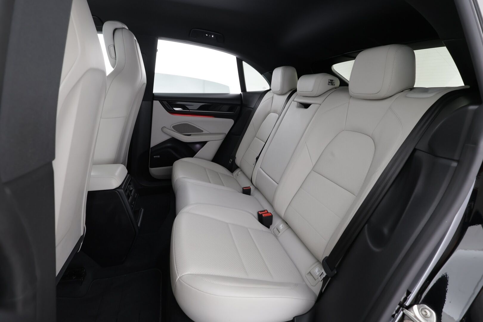 Porsche Macan 2024 4 * ACC / ILP / Bose / Koukku / PASM / Ratinlämmitin / Viihdenäyttö / Sähköpenkit / Vaaleat nahat * - 1.Om Suomi-auto / Kahdet renkaat aluvanteilla / Merkkihuollettu