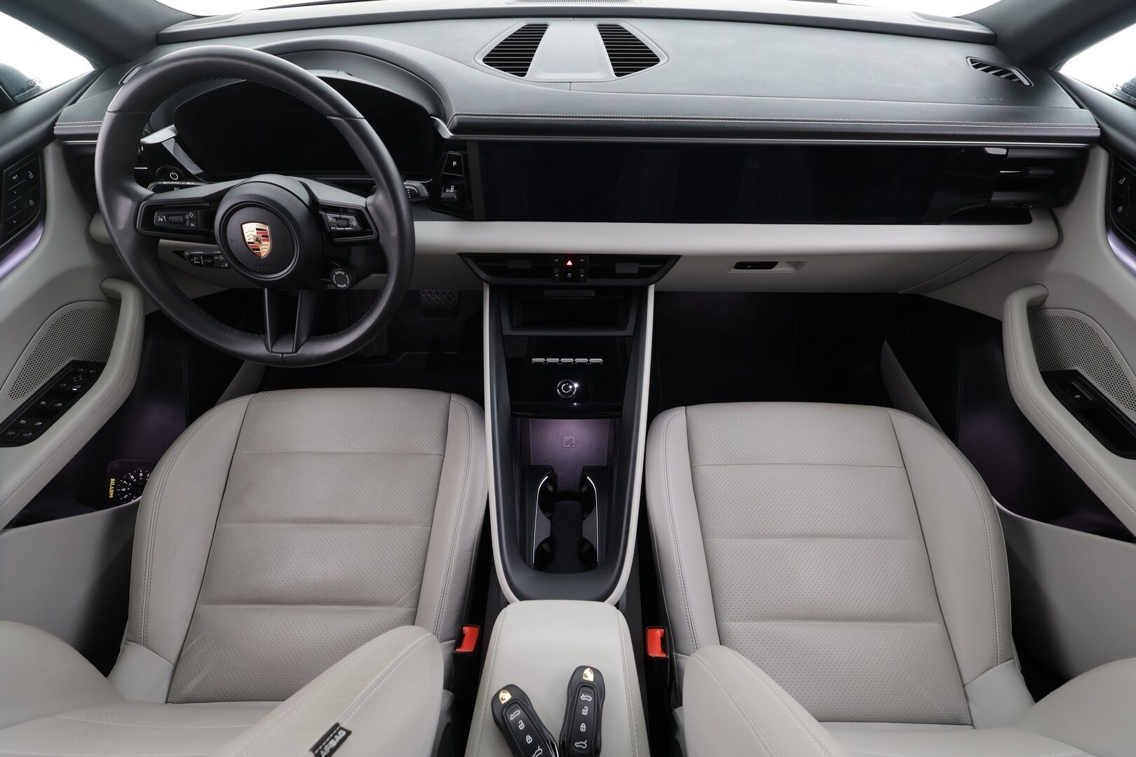 Porsche Macan 2024 4 * ACC / ILP / Bose / Koukku / PASM / Ratinlämmitin / Viihdenäyttö / Sähköpenkit / Vaaleat nahat * - 1.Om Suomi-auto / Kahdet renkaat aluvanteilla / Merkkihuollettu