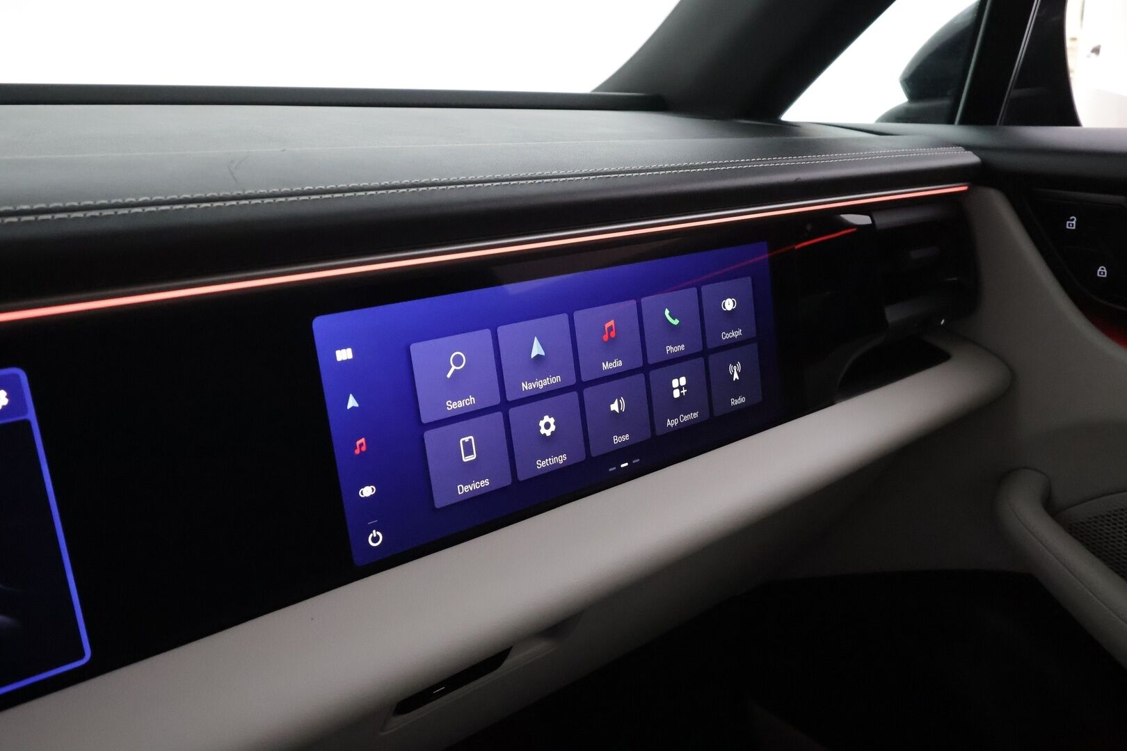 Porsche Macan 2024 4 * ACC / ILP / Bose / Koukku / PASM / Ratinlämmitin / Viihdenäyttö / Sähköpenkit / Vaaleat nahat * - 1.Om Suomi-auto / Kahdet renkaat aluvanteilla / Merkkihuollettu