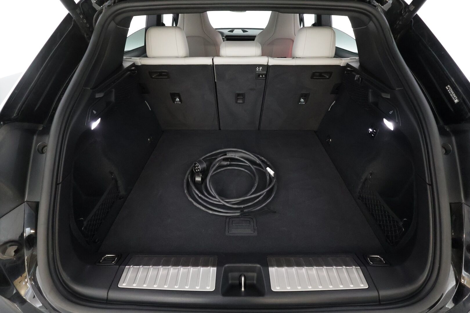 Porsche Macan 2024 4 * ACC / ILP / Bose / Koukku / PASM / Ratinlämmitin / Viihdenäyttö / Sähköpenkit / Vaaleat nahat * - 1.Om Suomi-auto / Kahdet renkaat aluvanteilla / Merkkihuollettu