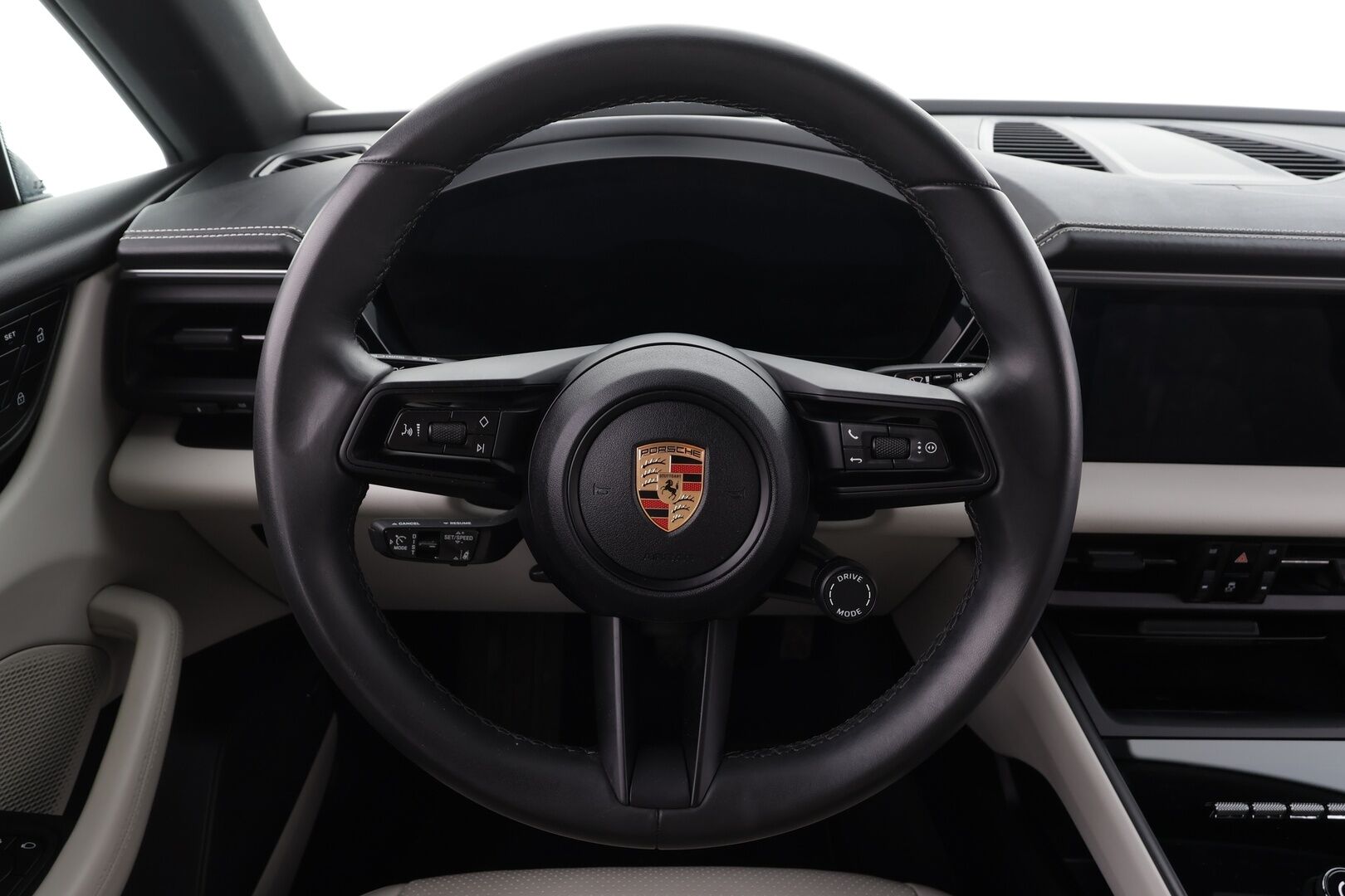 Porsche Macan 2024 4 * ACC / ILP / Bose / Koukku / PASM / Ratinlämmitin / Viihdenäyttö / Sähköpenkit / Vaaleat nahat * - 1.Om Suomi-auto / Kahdet renkaat aluvanteilla / Merkkihuollettu