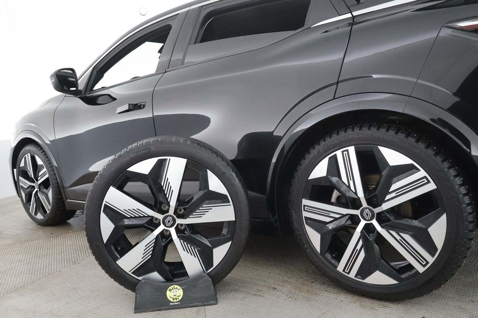 Renault Megane 2022 E-Tech electric 60kWh 220hv Techno * Koukku / ILP / Vakkari / LED / P.Kamera / Navi / Kaistavahti * - Kahdet renkaat aluvanteilla oem vanteilla / Soh. 95,7! / Siistikuntoinen