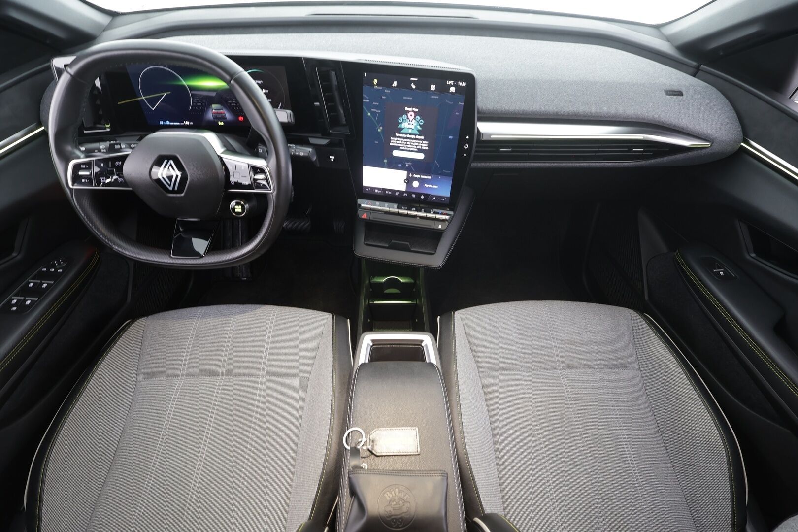 Renault Megane 2022 E-Tech electric 60kWh 220hv Techno * Koukku / ILP / Vakkari / LED / P.Kamera / Navi / Kaistavahti * - Kahdet renkaat aluvanteilla