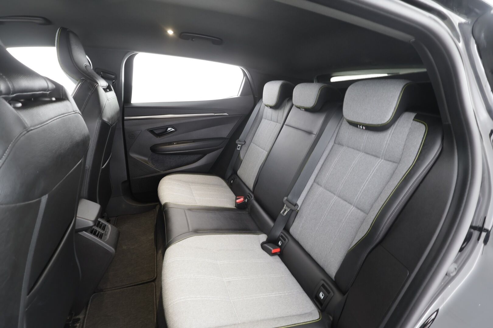 Renault Megane 2022 E-Tech electric 60kWh 220hv Techno * Koukku / ILP / Vakkari / LED / P.Kamera / Navi / Kaistavahti * - Kahdet renkaat aluvanteilla oem vanteilla / Soh. 95,7! / Siistikuntoinen