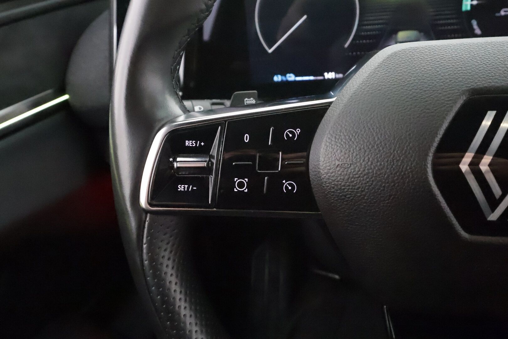 Renault Megane 2022 E-Tech electric 60kWh 220hv Techno * Koukku / ILP / Vakkari / LED / P.Kamera / Navi / Kaistavahti * - Kahdet renkaat aluvanteilla