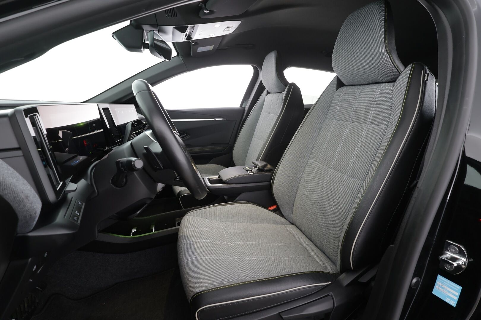 Renault Megane 2022 E-Tech electric 60kWh 220hv Techno * Koukku / ILP / Vakkari / LED / P.Kamera / Navi / Kaistavahti * - Kahdet renkaat aluvanteilla oem vanteilla / Soh. 95,7! / Siistikuntoinen