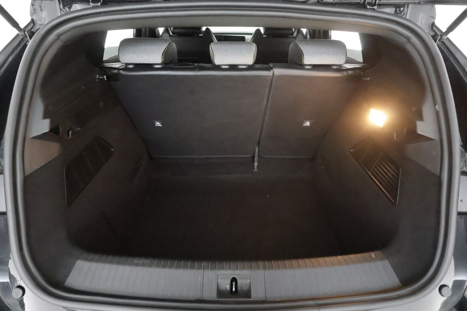 Renault Megane 2022 E-Tech electric 60kWh 220hv Techno * Koukku / ILP / Vakkari / LED / P.Kamera / Navi / Kaistavahti * - Kahdet renkaat aluvanteilla oem vanteilla / Soh. 95,7! / Siistikuntoinen