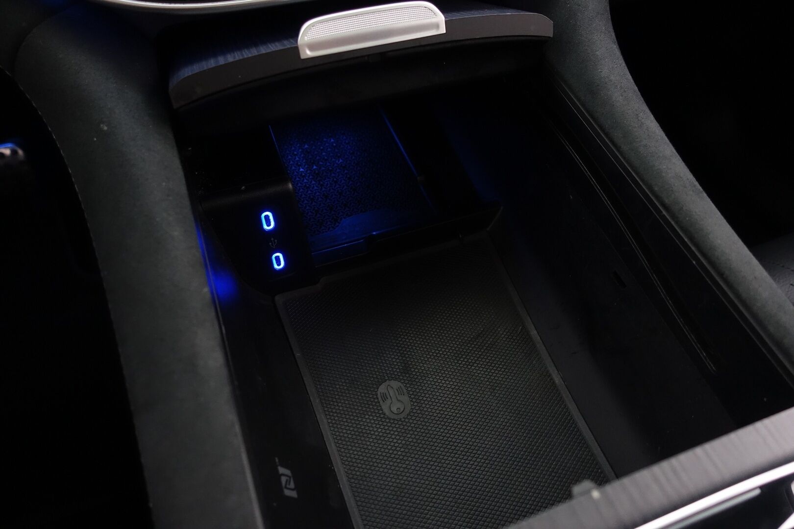 Mercedes-Benz EQS SUV 2023 450 4MATIC AMG Edition 7-Paikkainen - | Nelipyöräohjaus | Hyperscreen | Burmester | HUD | DTR+Q | Digital Light | Airmatic DC | Panorama | 360° | Ilm. sähkönahat muistilla | Koukku | 
