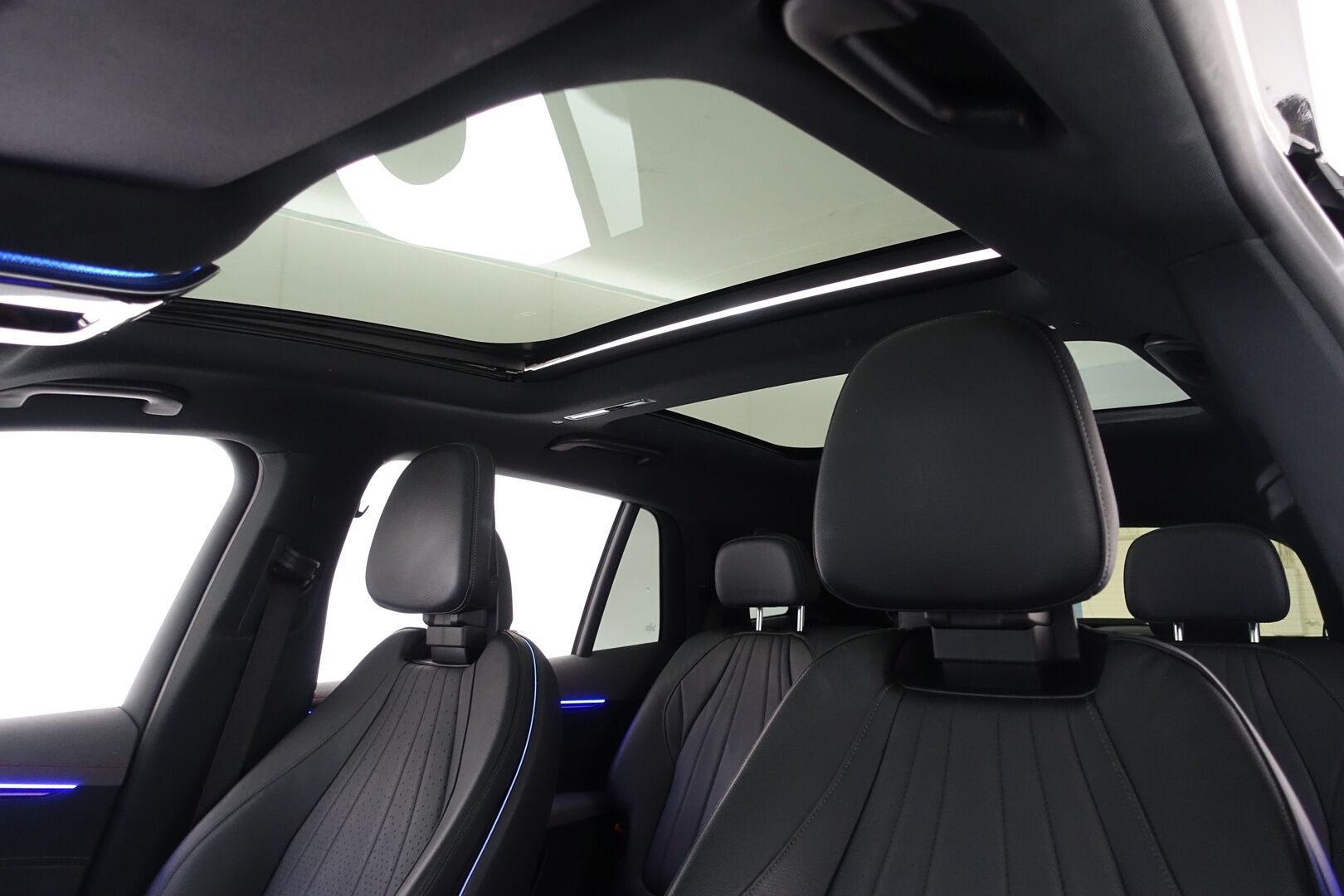 Mercedes-Benz EQS SUV 2023 450 4MATIC AMG Edition 7-Paikkainen - | Nelipyöräohjaus | Hyperscreen | Burmester | HUD | DTR+Q | Digital Light | Airmatic DC | Panorama | 360° | Ilm. sähkönahat muistilla | Koukku | 