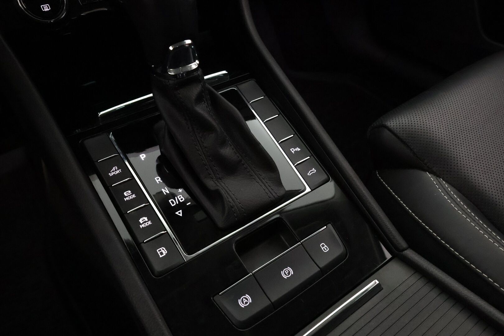 SKODA SUPERB 2020 1.4 TSI PHEV L&K *ACC / Webasto / Koukku / Keyless / Matrix-LED* - Katso tämä hinta! / L&K / Merkkihuollettu / Viimeisin huolto 102tkm / Kahdet renkaat alumiinivanteilla