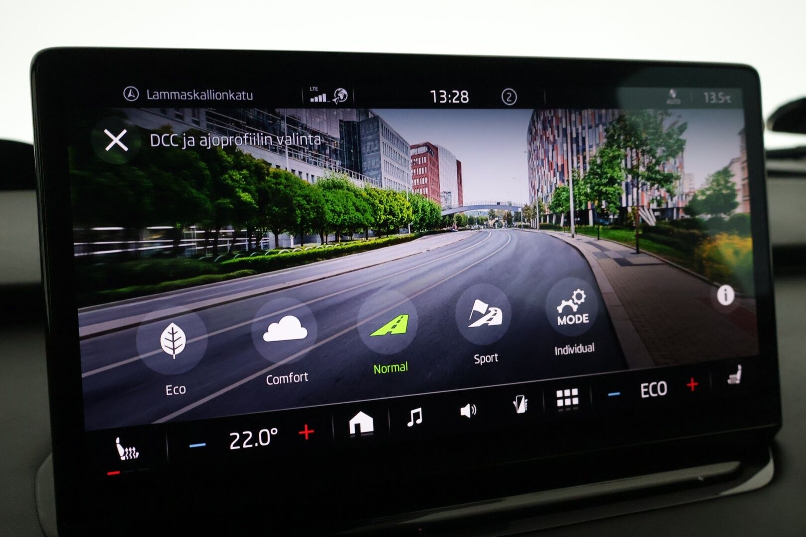 SKODA ENYAQ 2022 80X Sportline iV * HUD / Lämpöpumppu / Muistipenkki / 360° kamera / ACC / Matrix-LED / Navi / Kaistavahti / Neliveto * / - Sportline / Kahdet Skodan vanteet / Skodalla huollettu