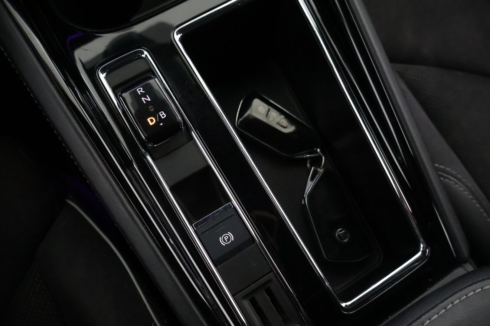 SKODA ENYAQ 2022 80X Sportline iV * HUD / Lämpöpumppu / Muistipenkki / 360° kamera / ACC / Matrix-LED / Navi / Kaistavahti / Neliveto * / - Sportline / Kahdet Skodan vanteet / Skodalla huollettu