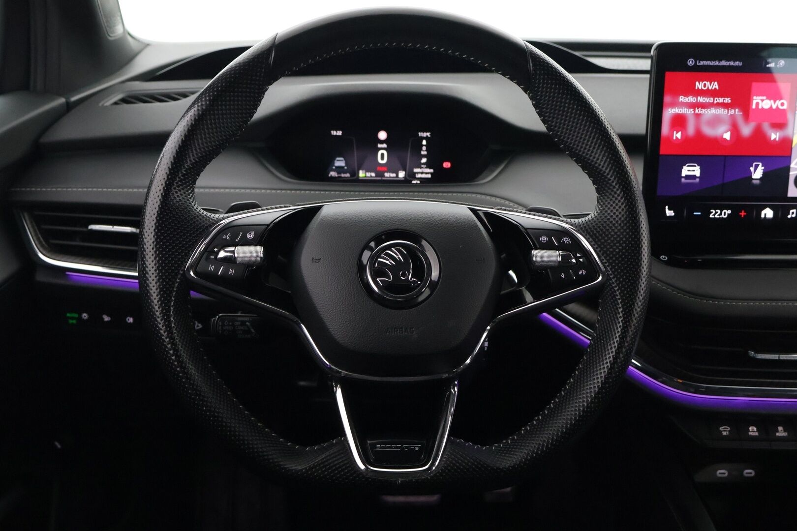 SKODA ENYAQ 2022 80X Sportline iV * HUD / Lämpöpumppu / Muistipenkki / 360° kamera / ACC / Matrix-LED / Navi / Kaistavahti / Neliveto * / - Sportline / Kahdet Skodan vanteet / Skodalla huollettu