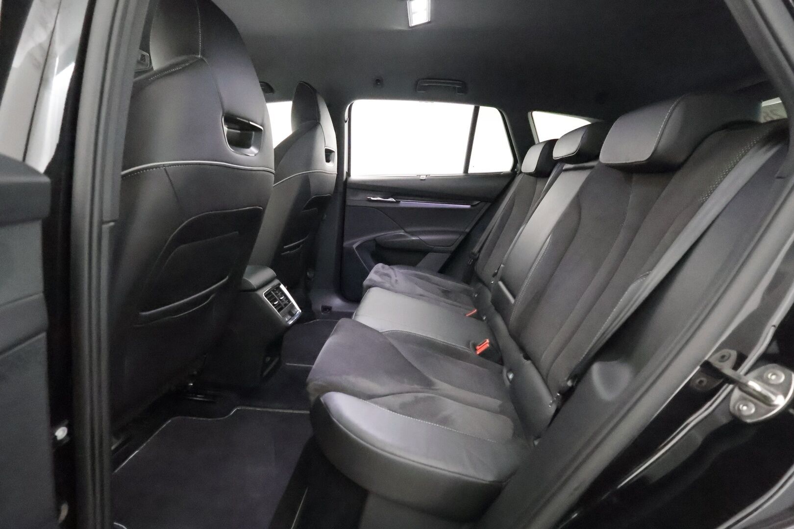 SKODA ENYAQ 2022 IV80X Sportline *HUD / Lämpöpumppu / Muistipenkki / 360° kamera / ACC / Matrix-LED / Navi / Kaistavahti* - Sportline / Kahdet Skodan vanteet / Skodalla huollettu