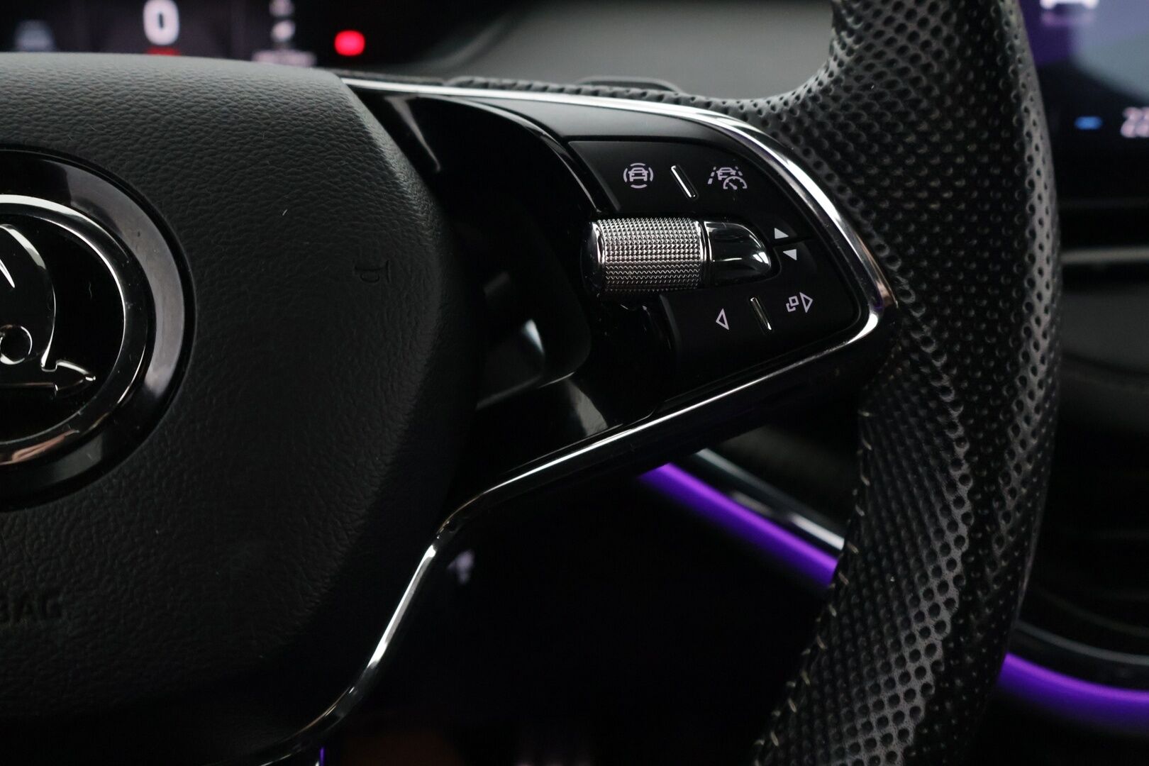 SKODA ENYAQ 2022 80X Sportline iV * HUD / Lämpöpumppu / Muistipenkki / 360° kamera / ACC / Matrix-LED / Navi / Kaistavahti / Neliveto * / - Sportline / Kahdet Skodan vanteet / Skodalla huollettu