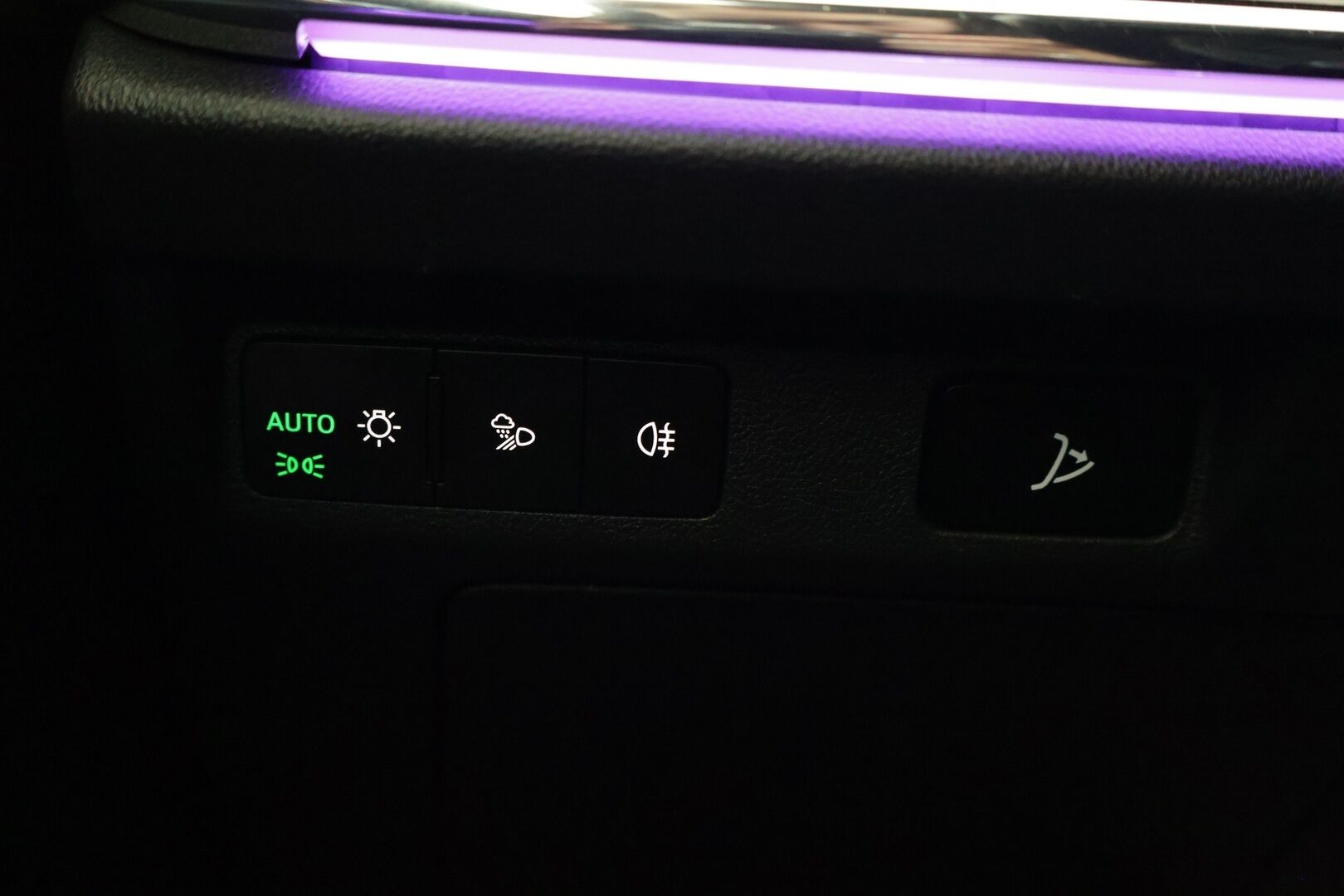 SKODA ENYAQ 2022 80X Sportline iV * HUD / Lämpöpumppu / Muistipenkki / 360° kamera / ACC / Matrix-LED / Navi / Kaistavahti / Neliveto * / - Sportline / Kahdet Skodan vanteet / Skodalla huollettu