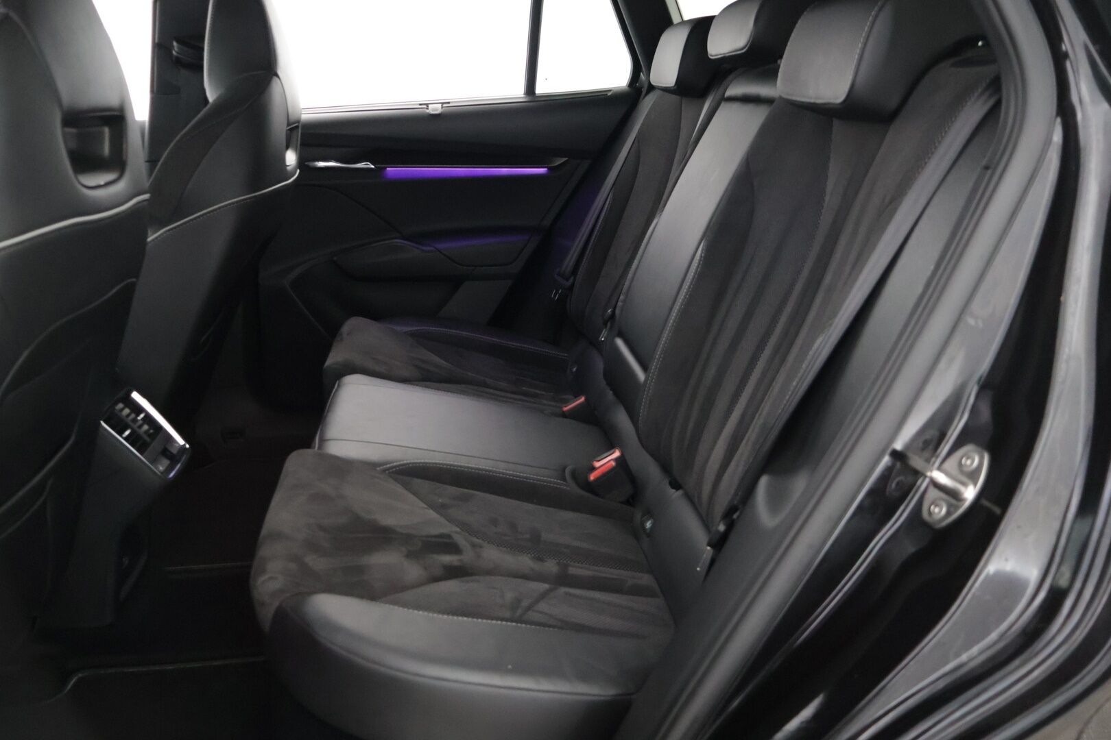 SKODA ENYAQ 2022 80X Sportline iV * HUD / Lämpöpumppu / Muistipenkki / 360° kamera / ACC / Matrix-LED / Navi / Kaistavahti / Neliveto * / - Sportline / Kahdet Skodan vanteet / Skodalla huollettu