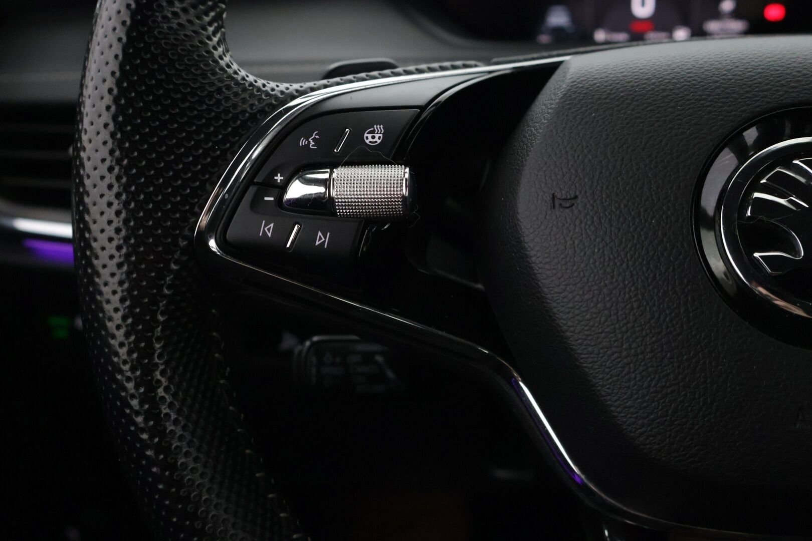 SKODA ENYAQ 2022 80X Sportline iV * HUD / Lämpöpumppu / Muistipenkki / 360° kamera / ACC / Matrix-LED / Navi / Kaistavahti / Neliveto * / - Sportline / Kahdet Skodan vanteet / Skodalla huollettu