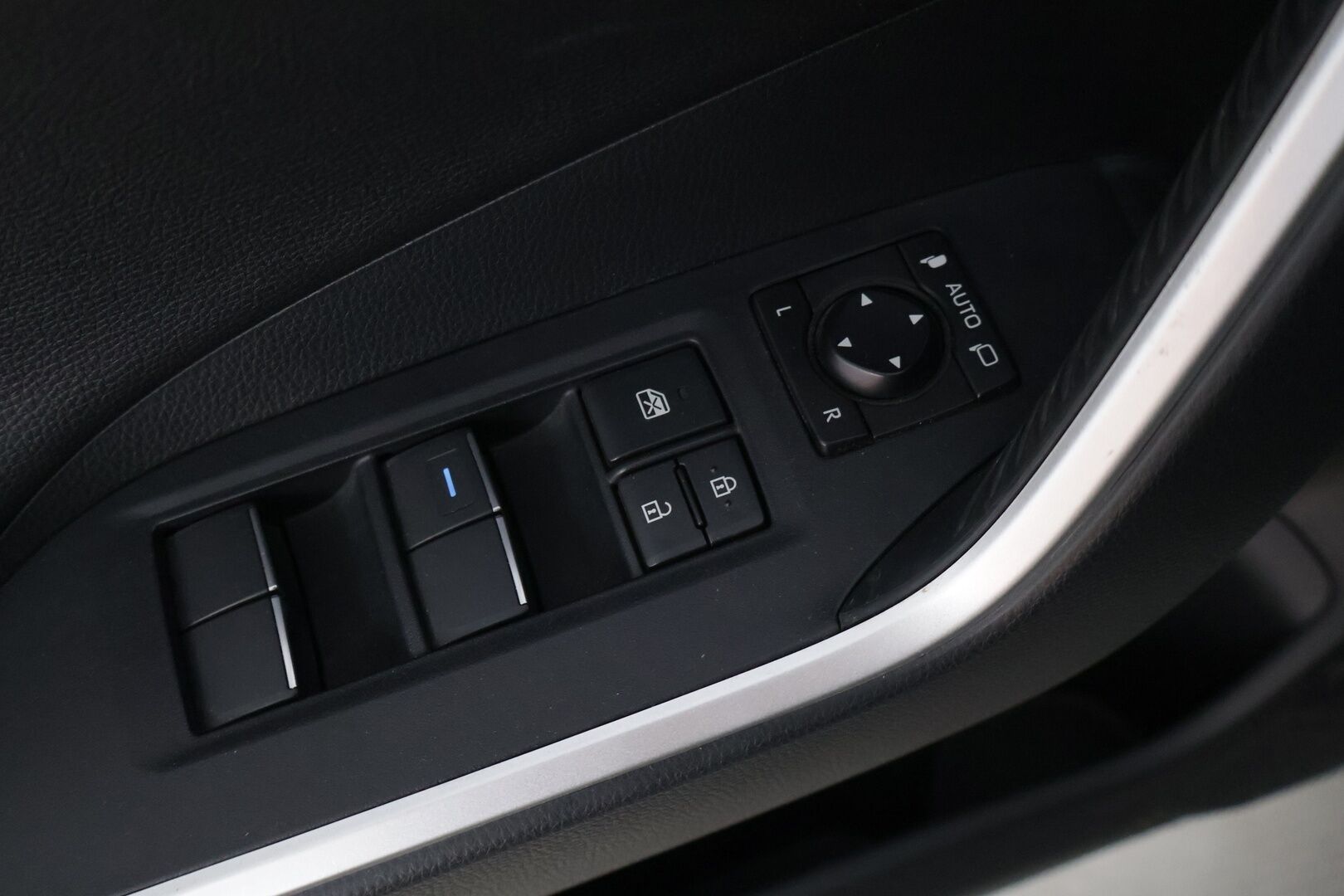 Toyota RAV4 2019 2,5 Hybrid AWD-i Style - | 2.om Suomi-auto | ACC | P. Kamera | JBL | Lohkolämmitin | Lämpöpaketti | Navi | LED | Merkkihuollettu |
