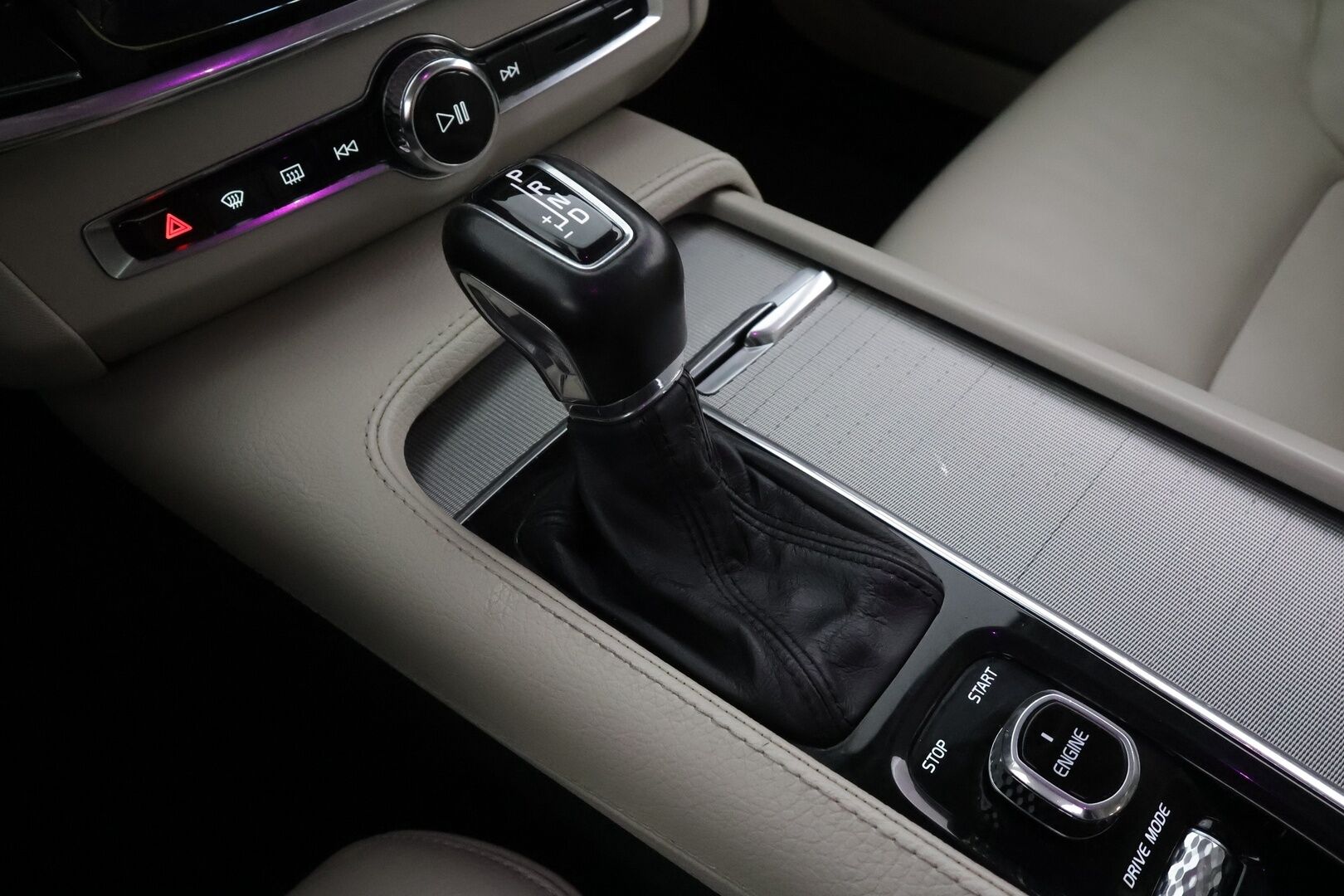 Volvo V90 2017 T6 AWD Business Inscription aut * Webasto / ACC / B&W / 360 / Full-LED / Muistipenkki / Navi / Kaistavahti * - Panorama / HUD / Suomi-auto / Kahdet renkaat aluvanteilla