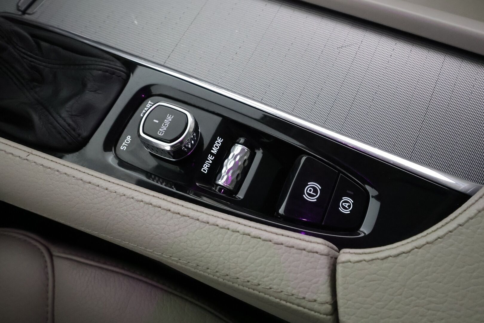 Volvo V90 2017 T6 AWD Business Inscription aut * Webasto / ACC / B&W / 360 / Full-LED / Muistipenkki / Navi / Kaistavahti * - Panorama / HUD / Suomi-auto / Kahdet renkaat aluvanteilla