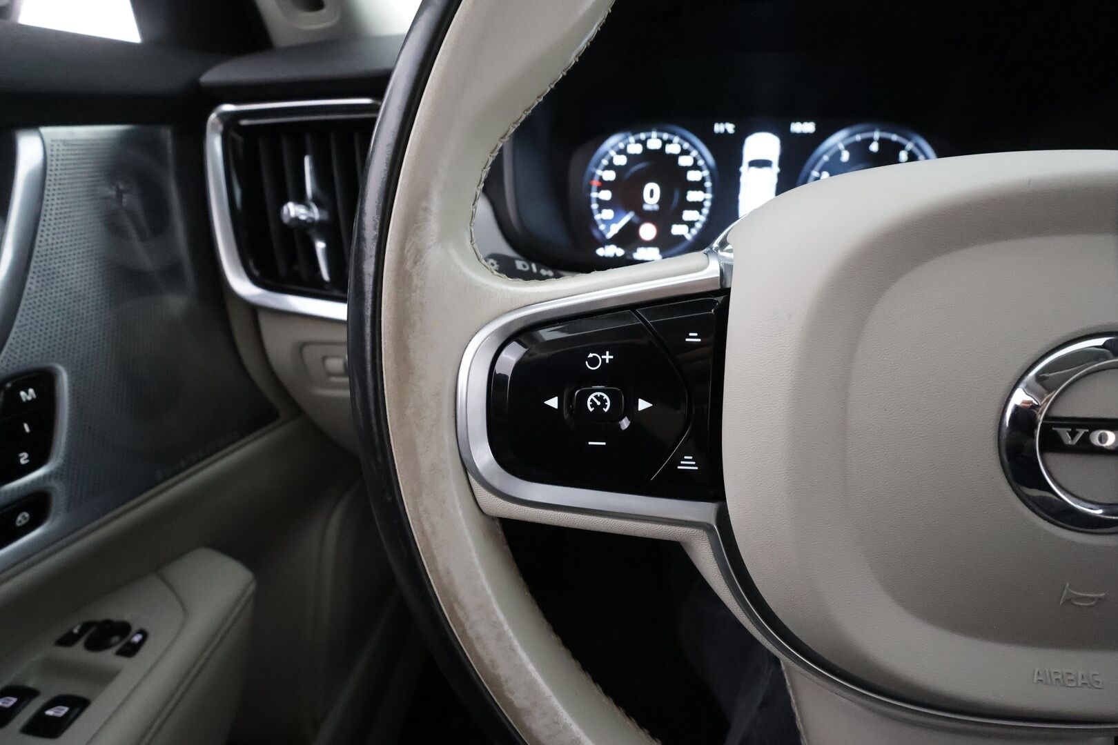 Volvo V90 2017 T6 AWD Business Inscription aut * Webasto / ACC / B&W / 360 / Full-LED / Muistipenkki / Navi / Kaistavahti * - Panorama / HUD / Suomi-auto / Kahdet renkaat aluvanteilla