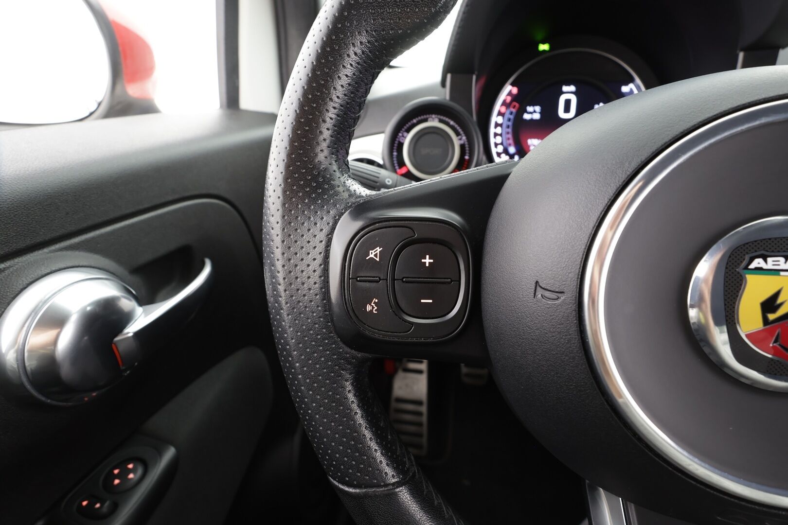 FIAT-ABARTH 500 2018 595 ABARTH * Sporttipenkit / Lohko+Sisä / Bluetooth / Digimittaristo / Ilmastointi * - Kahdet renkaat aluvanteilla - HULLUT AVAJAISHULINAT KORKOTARJOUS 3,29 %