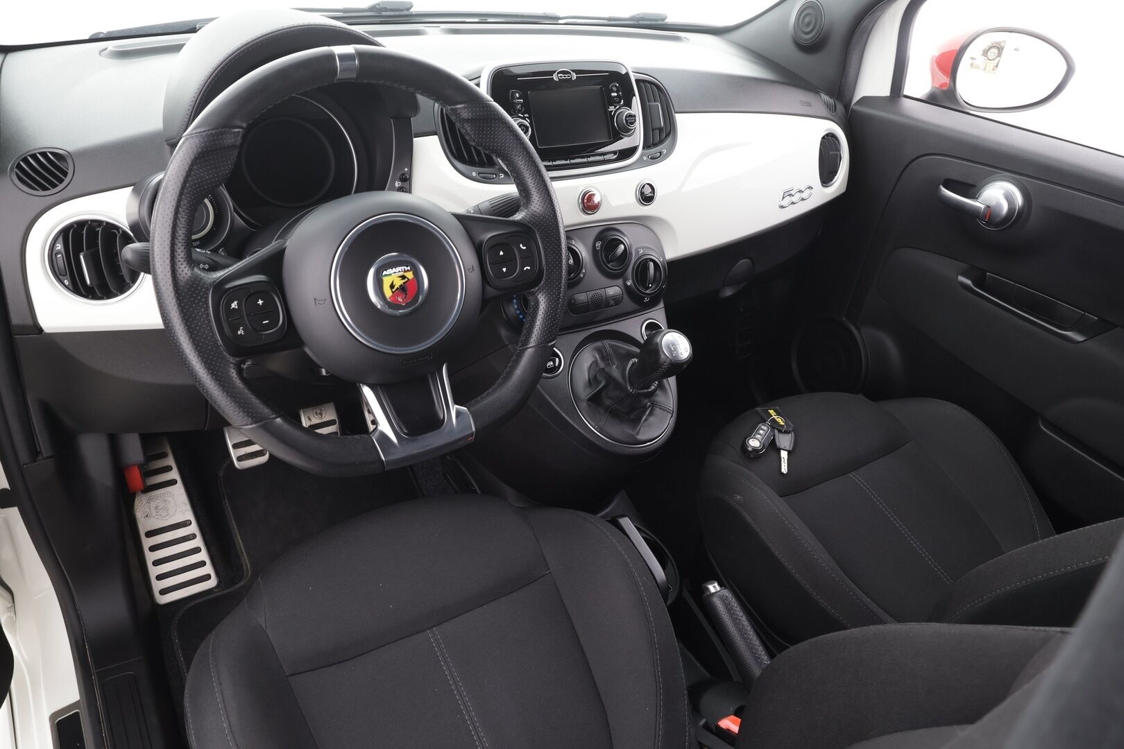FIAT-ABARTH 500 2018 595 ABARTH * Sporttipenkit / Lohko+Sisä / Bluetooth / Digimittaristo / Ilmastointi * - Kahdet renkaat aluvanteilla - HULLUT AVAJAISHULINAT KORKOTARJOUS 3,29 %