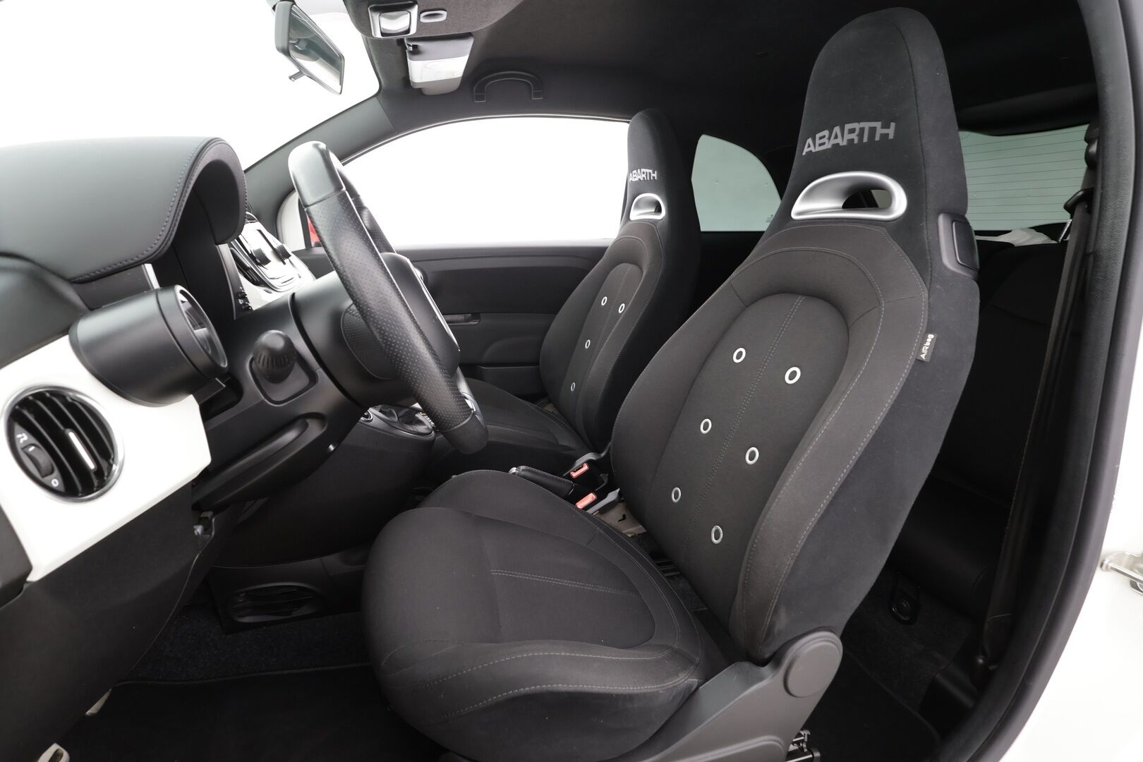 FIAT-ABARTH 500 2018 595 ABARTH * Sporttipenkit / Lohko+Sisä / Bluetooth / Digimittaristo / Ilmastointi * - Kahdet renkaat aluvanteilla - HULLUT AVAJAISHULINAT KORKOTARJOUS 3,29 %