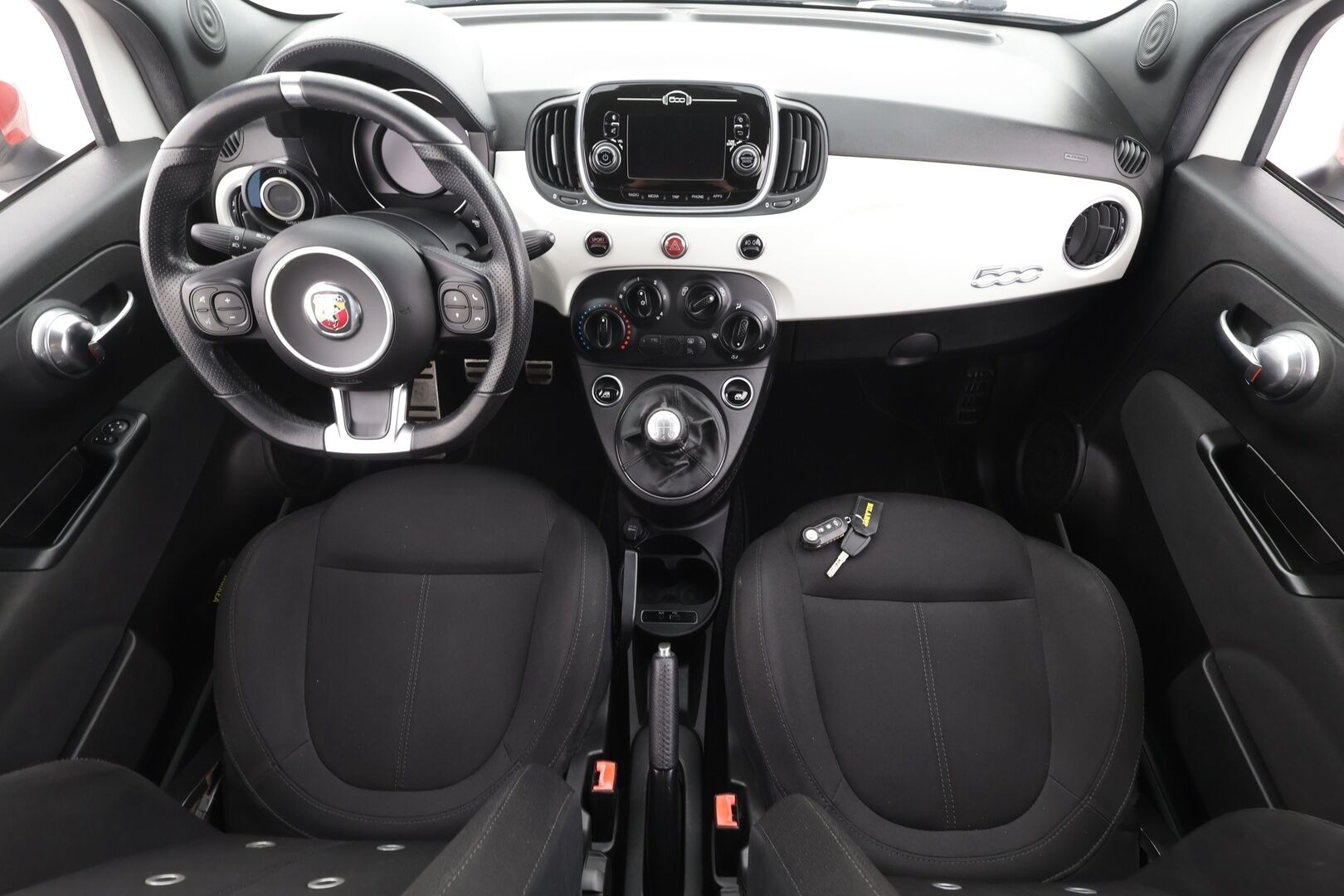 FIAT-ABARTH 500 2018 595 ABARTH * Sporttipenkit / Lohko+Sisä / Bluetooth / Digimittaristo / Ilmastointi * - Kahdet renkaat aluvanteilla - HULLUT AVAJAISHULINAT KORKOTARJOUS 3,29 %