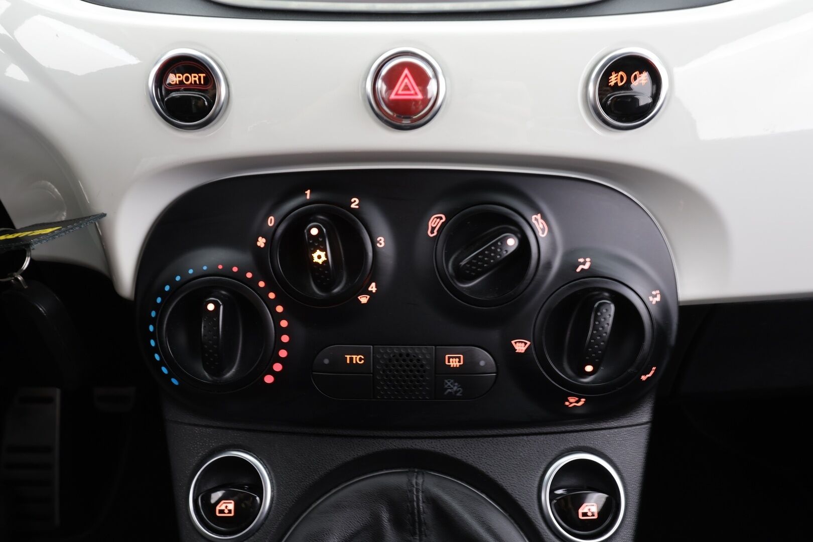 FIAT-ABARTH 500 2018 595 ABARTH * Sporttipenkit / Lohko+Sisä / Bluetooth / Digimittaristo / Ilmastointi * - Kahdet renkaat aluvanteilla - HULLUT AVAJAISHULINAT KORKOTARJOUS 3,29 %