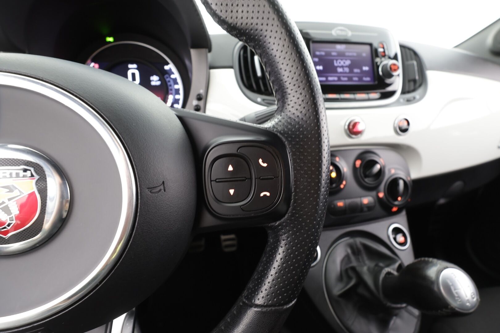 FIAT-ABARTH 500 2018 595 ABARTH * Sporttipenkit / Lohko+Sisä / Bluetooth / Digimittaristo / Ilmastointi * - Kahdet renkaat aluvanteilla - HULLUT AVAJAISHULINAT KORKOTARJOUS 3,29 %