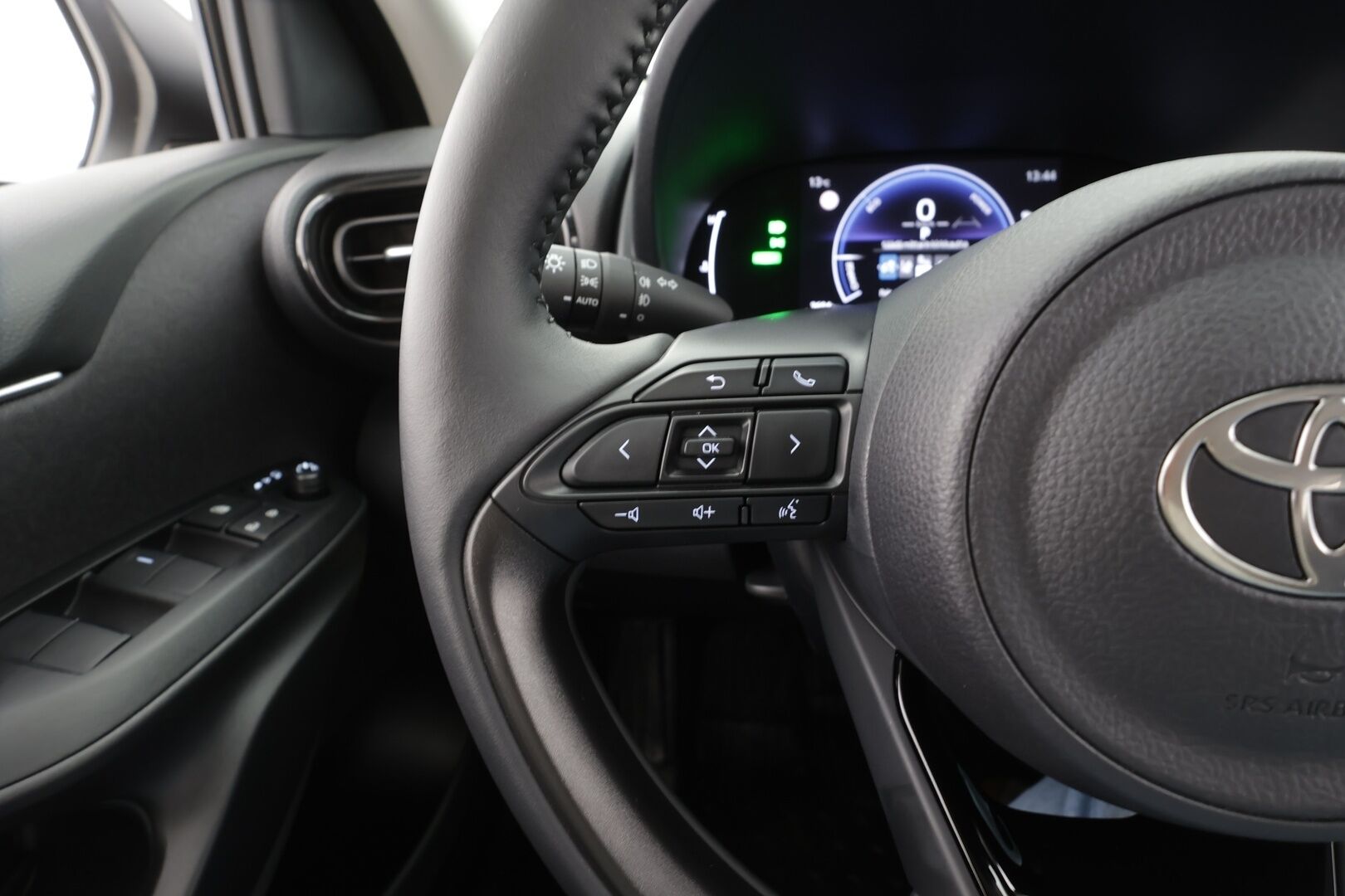 Toyota Yaris 2026 1,5 Hybrid 116 Platinum Edition - | ACC | Lohko+Sisä | Kaistavahti | P.Kamera | Katvevaroitin | LED | Digimittari | Ratinlämmitin | Keyless | 1.Om Suomi-auto | Kahdet renkaat aluvanteilla | Huippusiisti |
