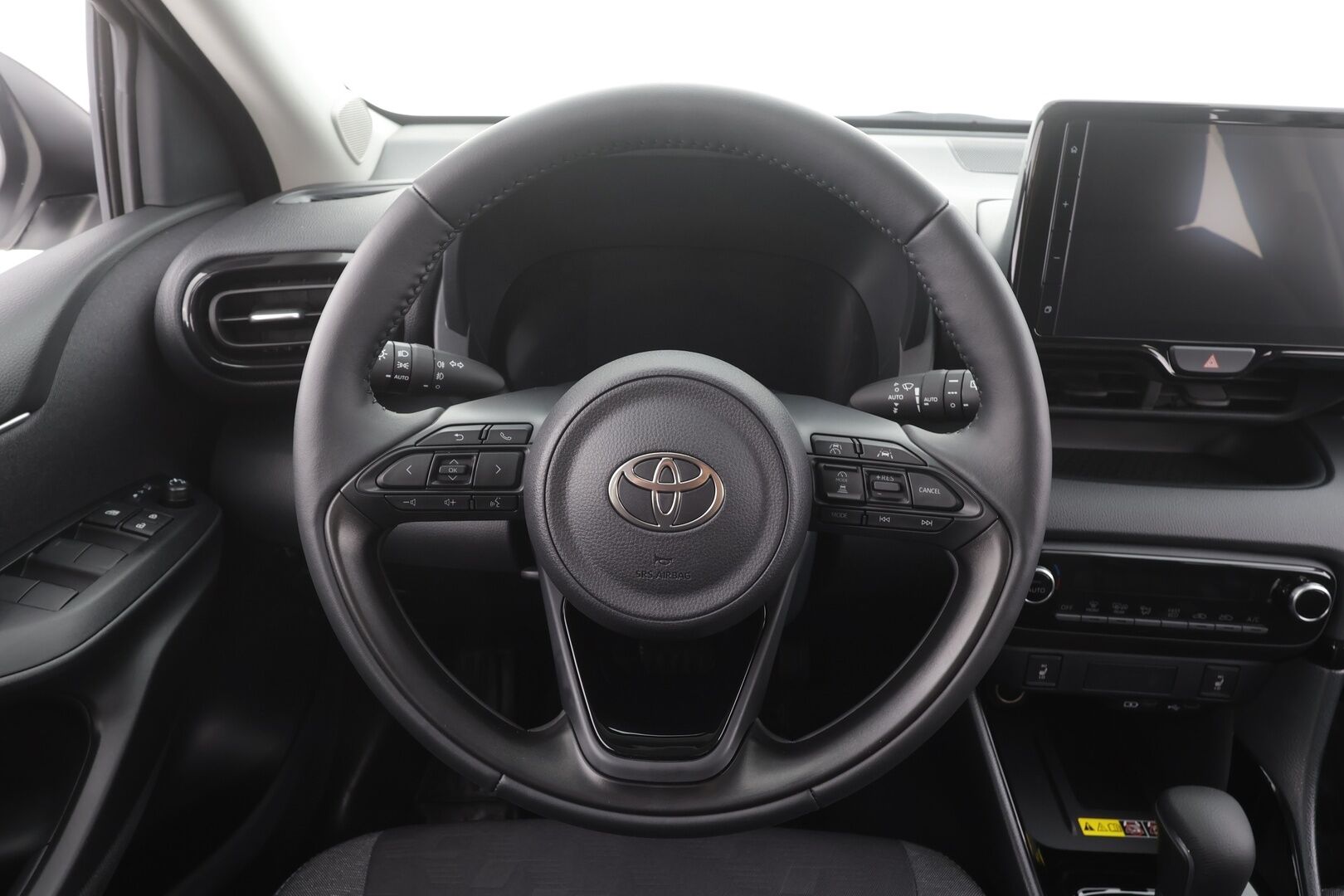 Toyota Yaris 2026 1,5 Hybrid 116 Platinum Edition - | ACC | Lohko+Sisä | Kaistavahti | P.Kamera | Katvevaroitin | LED | Digimittari | Ratinlämmitin | Keyless | 1.Om Suomi-auto | Kahdet renkaat aluvanteilla | Huippusiisti |